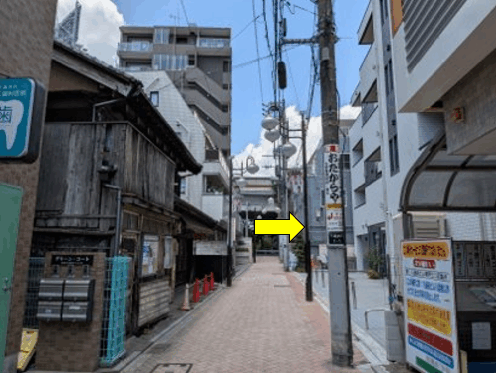⑤れんが通り中ほどを過ぎた右側がクリニックです。