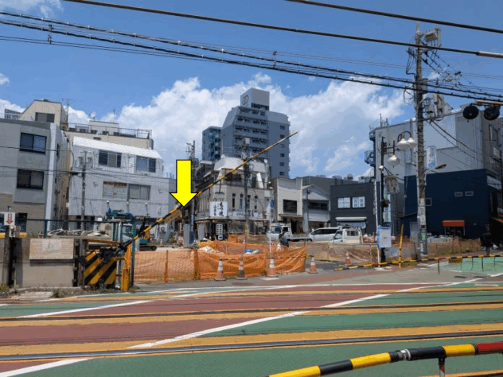 ②踏切を越えて広場工事の間を抜けた道が北口れんが通りです(黄色矢印)