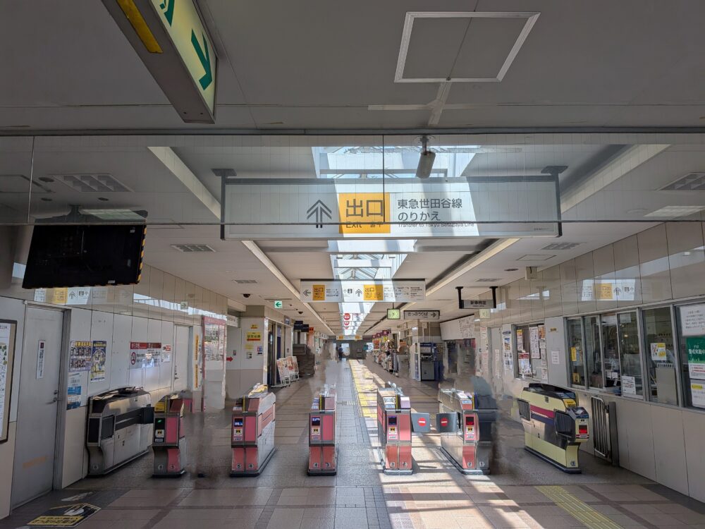 ①改札を抜けたら突き当りまで直進して下さい。